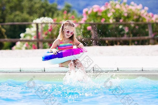 快乐女孩玩色彩斑斓的充气环户外游泳池热夏天一天孩子们学习游泳孩子水玩具孩子们解放军