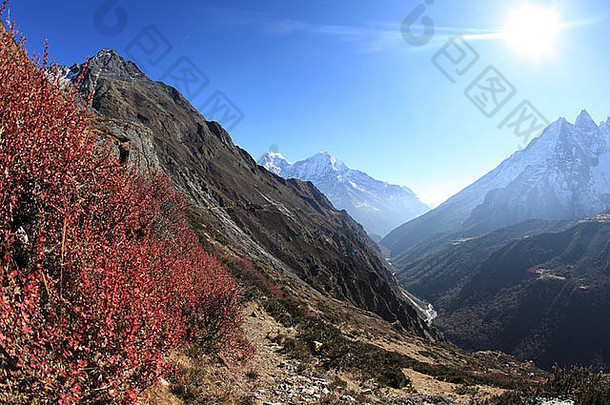 视图谷领先的gokyo-ri尼泊尔喜马拉雅山脉