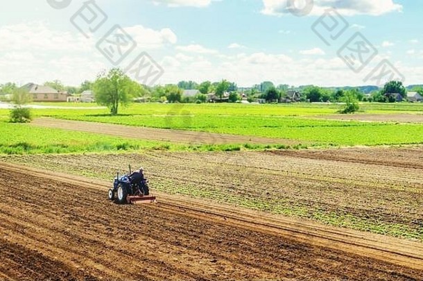 农民拖拉机铣机放松磨混合地面培养土地土壤种植放松改善土壤什么