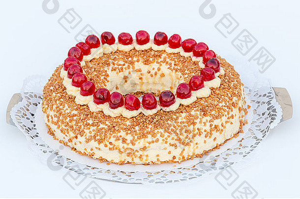法兰克福皇冠蛋糕樱桃白色背景