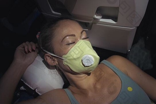女人旅行高加索人飞机穿保护医疗面具女孩旅游飞机呼吸器感觉坏睡觉