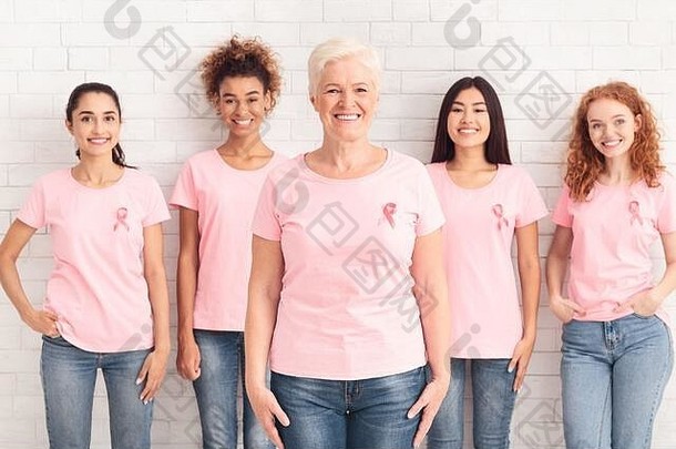 高级女人站乳房癌症支持集团白色背景