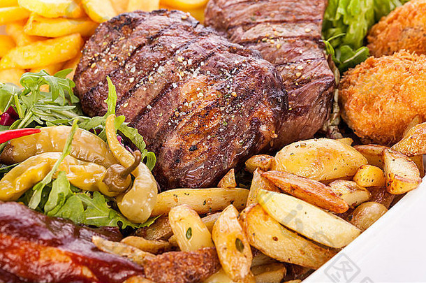 有益健康的盘混合肉包括烤牛排脆皮碎鸡牛肉床上新鲜的多叶的绿色混合