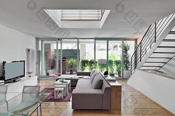 室内视图现代生活房间织物沙发俯瞰阳台楼梯