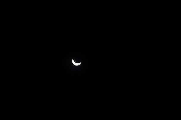 部分太阳eclipse3月波兰黯然失色太阳黑暗背景