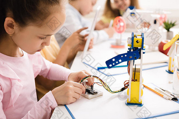 女孩建筑机器人工作电线类