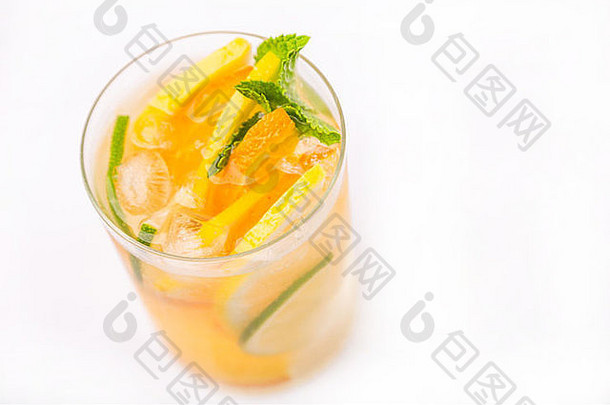 新鲜的冷鸡尾酒玻璃切片柑橘类