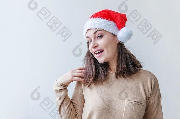 美丽的女孩红色的圣诞老人老人他孤立的白色背景快乐兴奋年轻的女人肖像真正的情绪快乐圣诞节一年假期