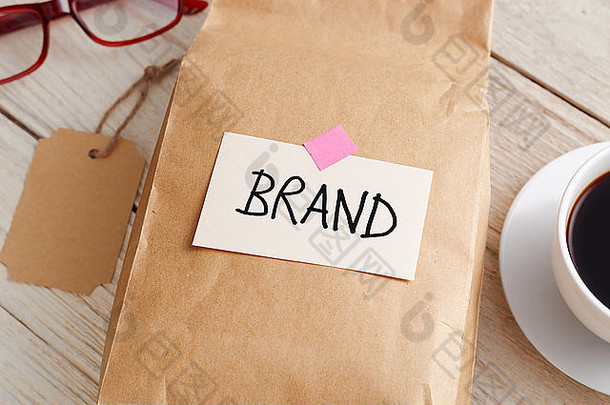 品牌市场营销概念产品纸袋品牌标签木桌子上