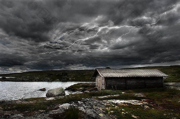 闪电罢工流湖挪威山