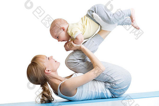 年轻的妈妈。健身练习婴儿男孩孤立的白色