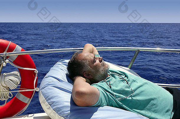 水手高级男人。休息夏天船蓝色的海洋