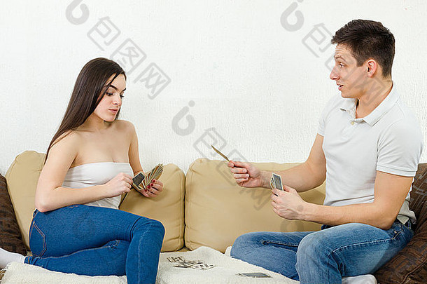 美丽夫妇玩卡片室内的男朋友解释了<strong>游戏规则</strong>女朋友夫妇下午放松沙发上circu