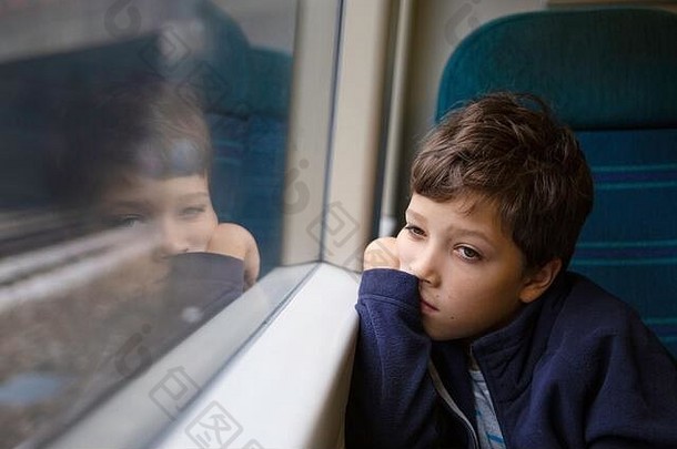 沉思的男孩思考看景观<strong>火车</strong>窗口放
