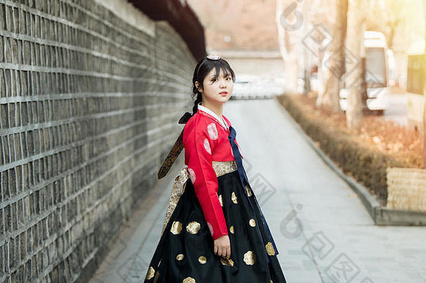 美丽的朝鲜文女孩韩服Gyeongbokgung传统的朝鲜文衣服
