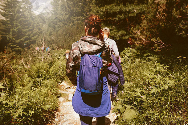 集团旅行者背包走<strong>森林</strong>旅行徒步旅行生活方式概念