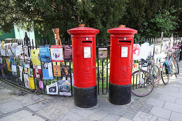 传统<strong>的红色的</strong>支柱盒子角落里约翰街城市剑桥剑桥郡英格兰