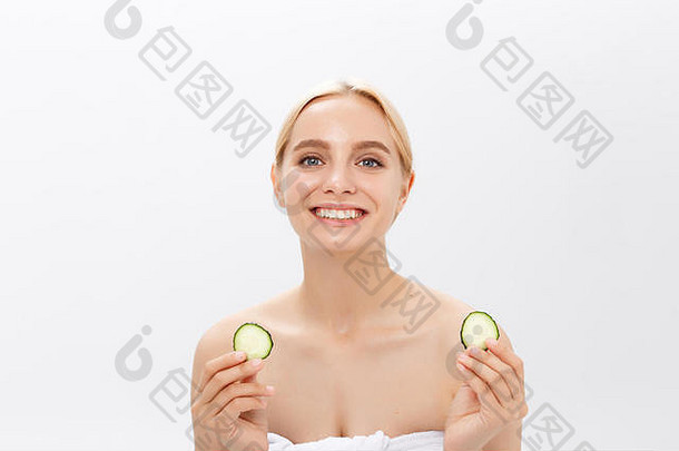 特写镜头脸美丽的女人清洁新鲜的健康的皮肤<strong>黄瓜</strong>片孤立的白色