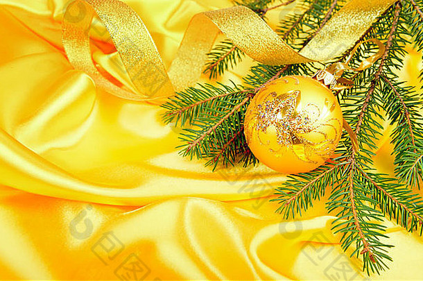 圣诞节树分支球黄金丝绸背景