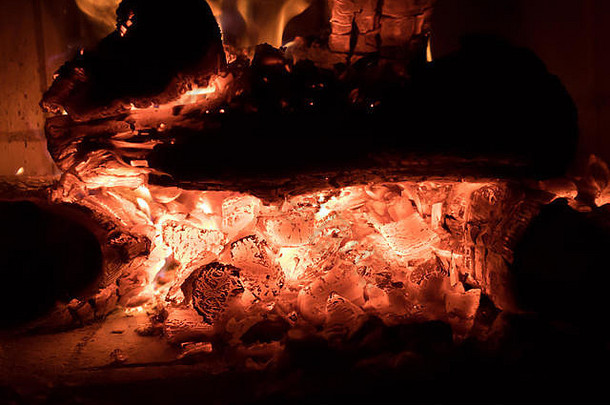 热煤燃烧壁炉特写镜头迷人的自然背景