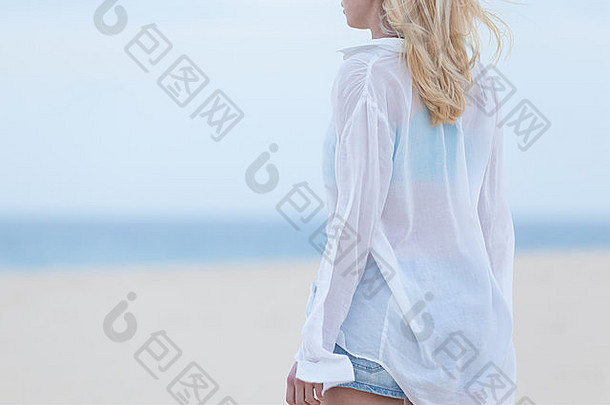 女人桑迪海滩白色衬衫黄昏