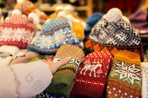 女人购买羊毛连指手套圣诞节市场