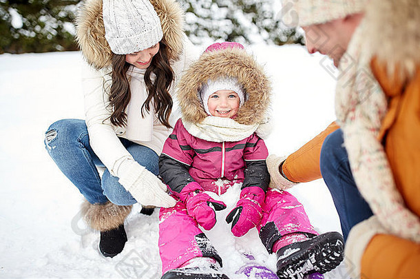 快乐家庭雪橇走冬天在户外