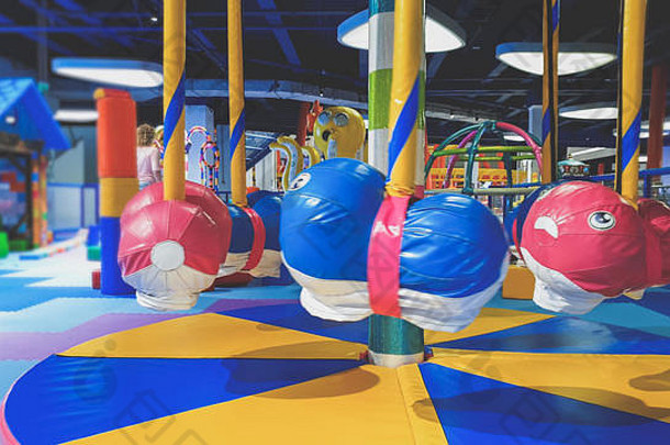特写镜头照片色彩斑斓的旋转木马小孩子们覆盖saoft垫孩子们安全操场上娱乐公园