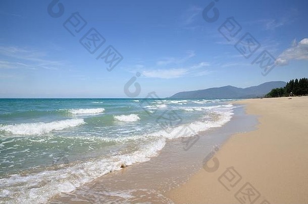绿松石热带海冲浪波泡沫蓝色的天空空桑迪海滩和海滩那空Thammarat省泰国