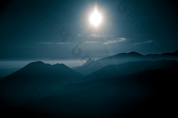 美丽的摘要单色山景观太阳蓝色的音调装饰艺术黑色的白色风格
