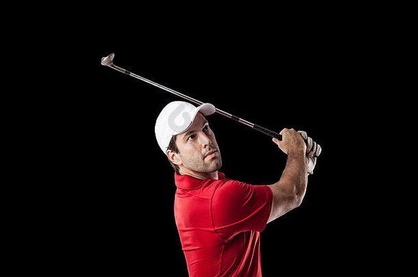 高尔夫球球员红色的衬衫采取摇摆不定的黑色的背景