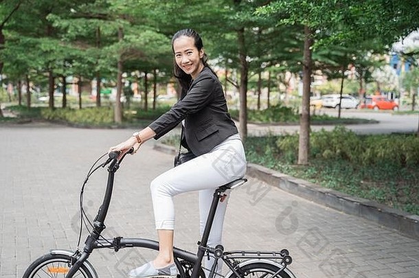 微笑业务女人骑<strong>折叠自行车</strong>