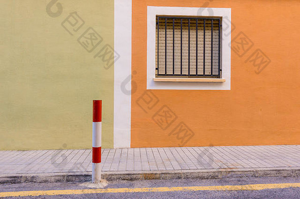 城市背景窗口色彩斑斓的墙人行道上