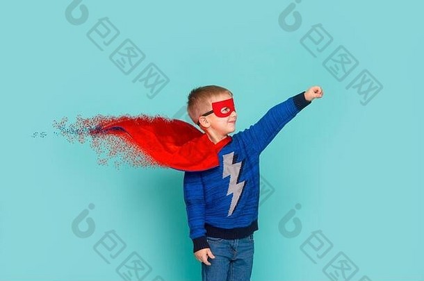 男孩玩假装超级英雄快乐年轻的减少男孩穿英雄服装教育童年生活方式