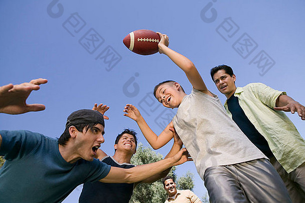 男孩玩<strong>足球</strong>集团年轻的但低角视图