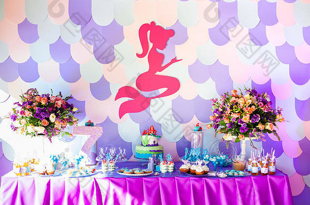 海时间美人鱼主题党的糖果酒吧紫色的背景生日聚会，派对女孩青少年