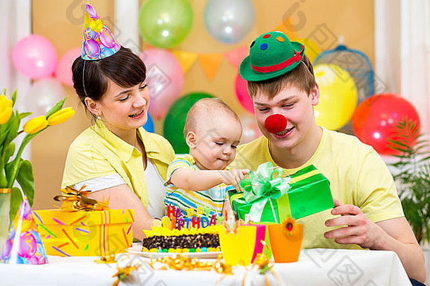 家庭庆祝生日婴儿