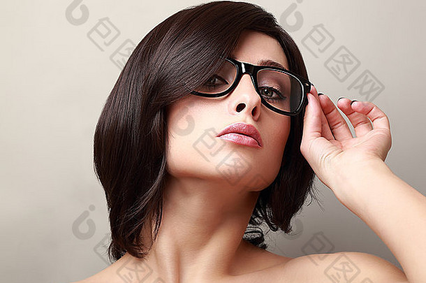 短<strong>黑色</strong>的头发女人时尚眼镜