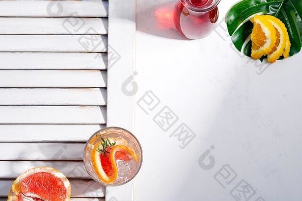自制的水果夏天冷鸡尾酒玻璃片葡萄柚冰多维数据集白色背景部分Jalousie木快门复制