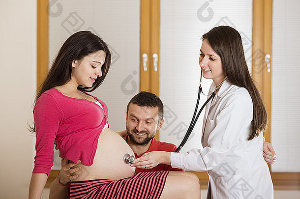 年轻的怀孕了女人医生救护车