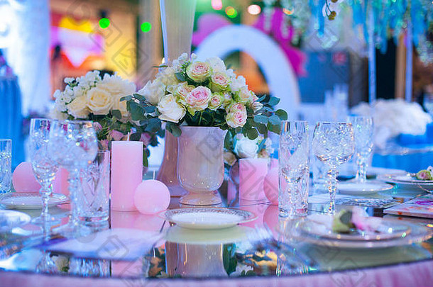 美丽的花束花婚礼表格餐厅装饰