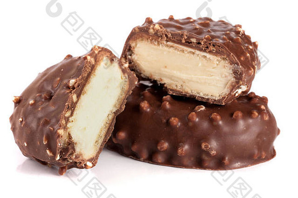 巧克力糖果白色奶油填充孤立的白色背景
