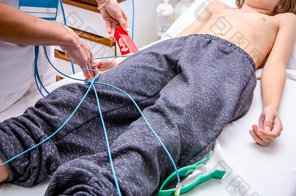 心脏病专家附加真空传感器孩子少年病人记录心电图心电图心电图测试