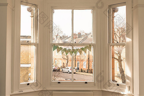 室内经典维多利亚时代英国房子木窗户面对特征英国喵喵