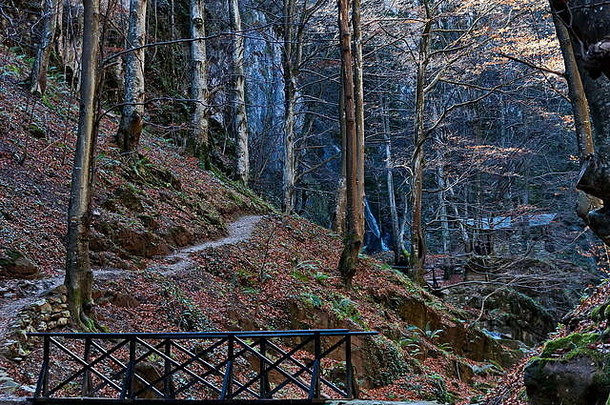 秋天走迷宫泰特文巴尔干半岛高山峰河桥瀑布正在尝试planina保加利亚