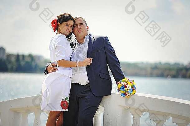 夫妇传统的衣服白色石头桥湖