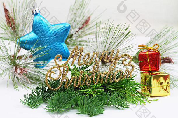 快乐圣诞节写金信蓝色的明星形状的小玩意色彩斑斓的闪亮的<strong>礼物</strong>松