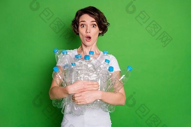 照片美丽的夫人持有塑料瓶携带垃圾回收减少服务不高兴震惊了不负责任的人人类穿白色