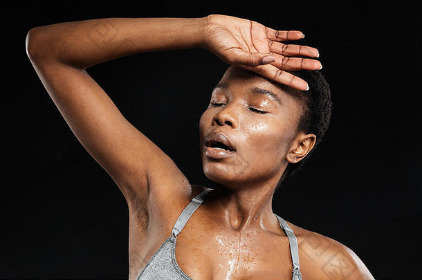 肖像健身非洲式发型美国女人摆姿势孤立的黑色的背景
