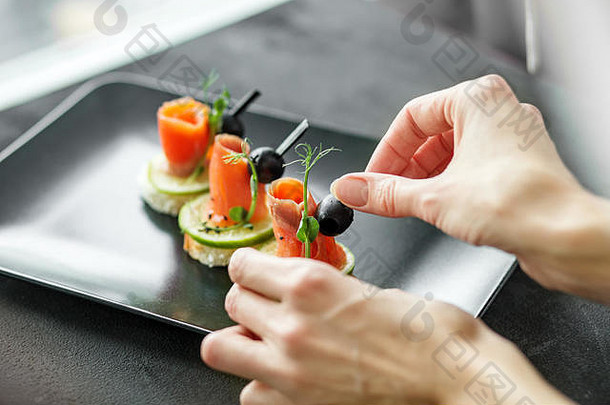 美味的开胃菜红色的鱼石灰概念食物餐厅餐饮菜单